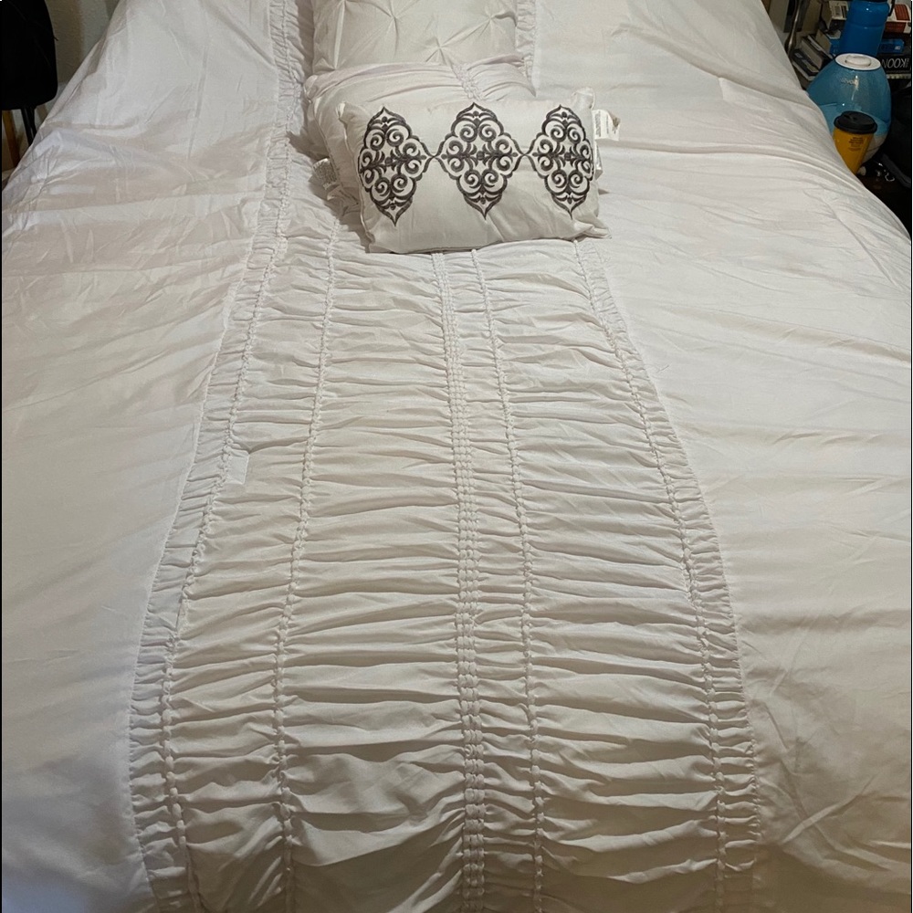 Queen bed spread and three throw pillows